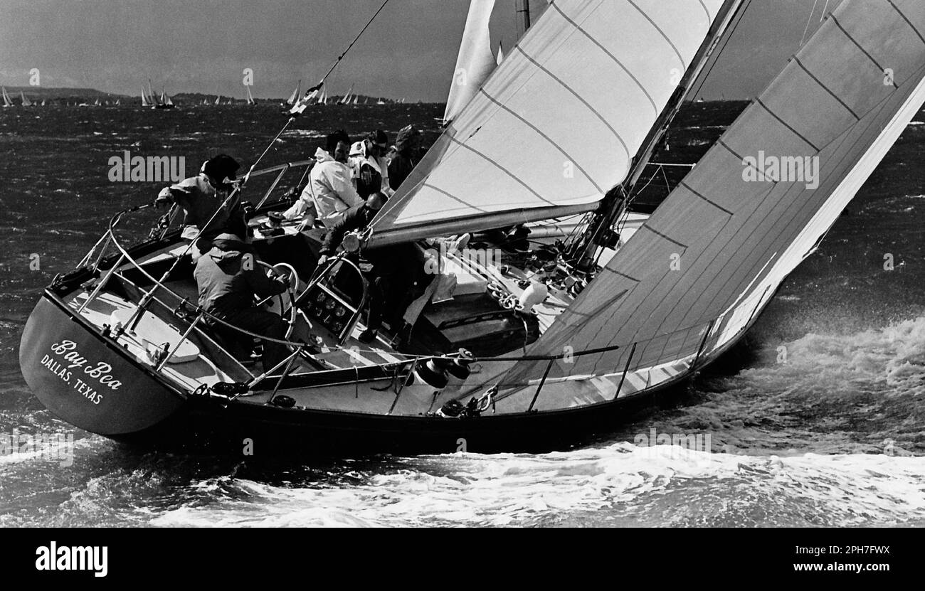AJAXNETPHOTO. AUGUST 1971. KÜHE, ENGLAND. - FASTNET-RENNEN - ADMIRALS CUP 1971 - DAS AMERIKANISCHE TEAM YACHT BAY BEA ZU BEGINN DES 605-MEILEN-FASTNET-RENNENS. FOTO: JONATHAN EASTLAND/AJAX REF:MX340 222904 8 Stockfoto