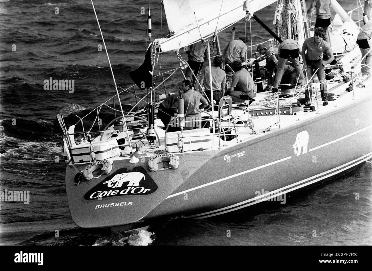 AJAXNETPHOTO. 1985. SOLENT, ENGLAND. - WHITBREAD RUND UM DAS WELTRENNEN - START - BELGISCHER EINTRITT COTE D'OR ÜBERSPRUNGEN VON ERIC TABARLY GEHT IN RICHTUNG NADELN. FOTO: JONATHAN EASTLAND/AJAX REF:MX340 222904 55 Stockfoto