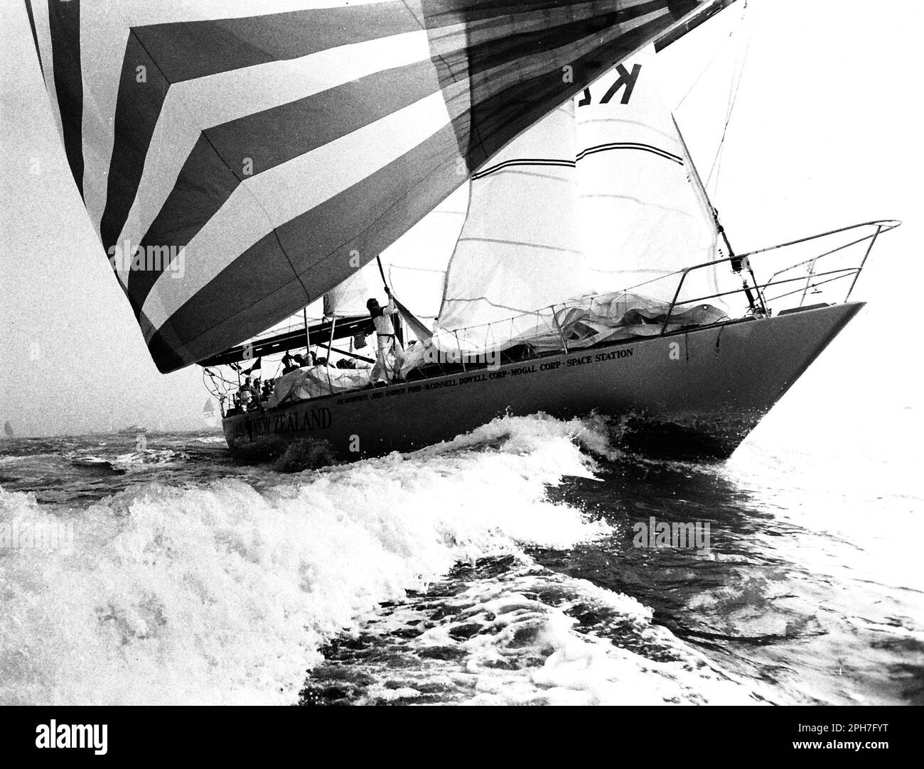 AJAXNETPHOTO. 28TH. SEPTEMBER 1985. SOLENT, ENGLAND. WHITBREAD ROUND WORLD RACE - START - LION NEUSEELAND (NEUSEELAND), DER VON PETER BLAKE ZU BEGINN DER ERSTEN ETAPPE DES 27.000-MEILEN-RENNENS IN RICHTUNG NADELN GESPRUNGEN IST. FOTO: JONATHAN EASTLAND/AJAX REF:MX340 222904 3 Stockfoto