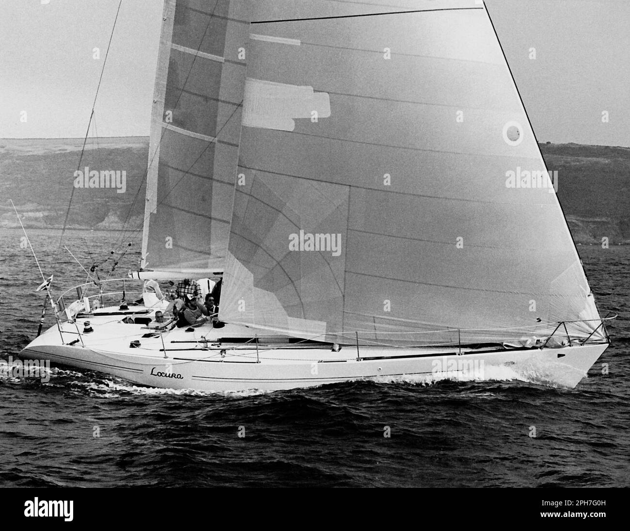 AJAXNETPHOTO. 10TH. AUGUST 1983. PLYMOUTH, ENGLAND. - ADMIRAL'S CUP 1983 - FASTNET RACE - LOCURA (USA) GEHT AUF DIE ZIELLINIE.FOTO:JONATHAN EASTLAND/AJAX REF:MX340 222904 31 Stockfoto