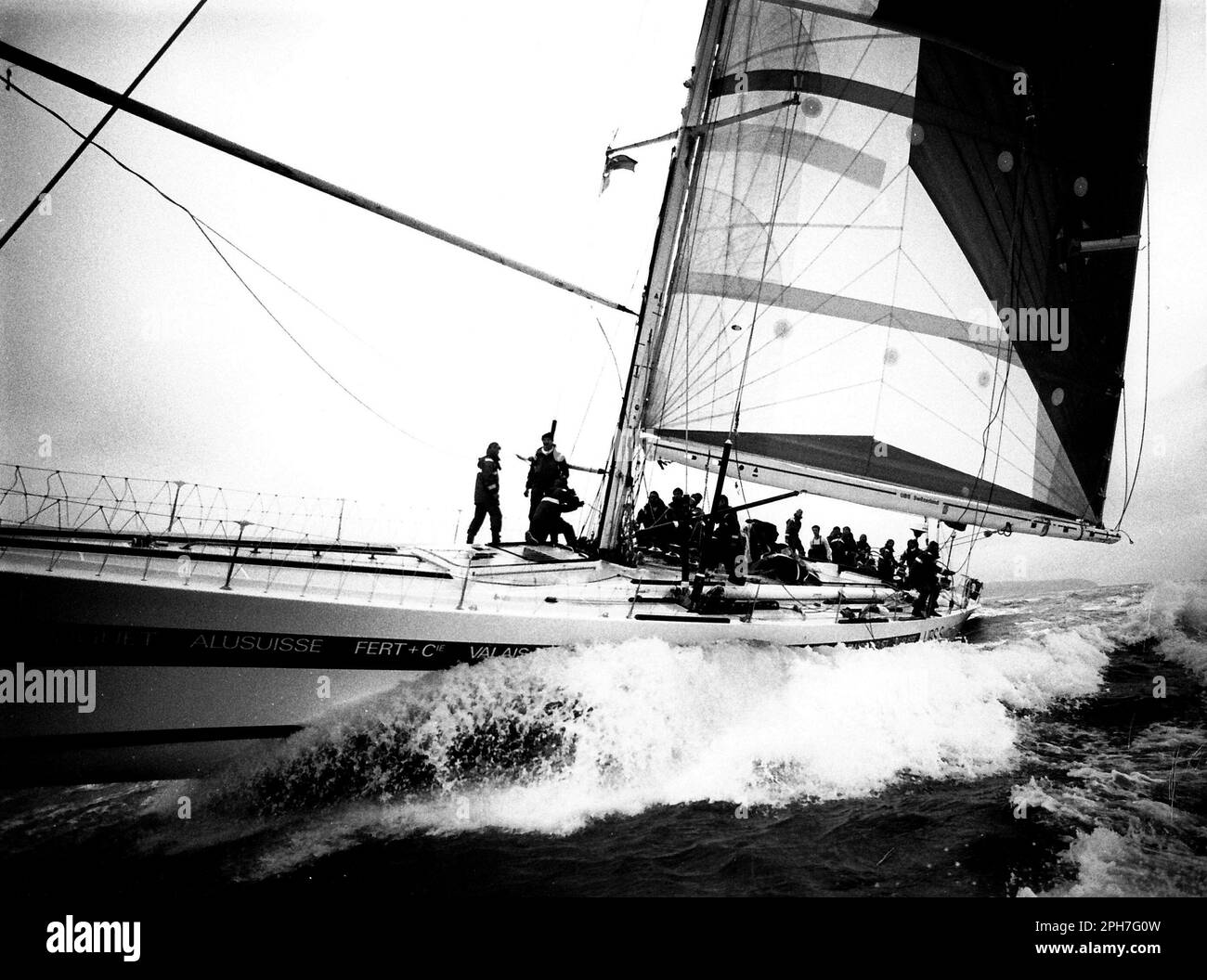 AJAXNETPHOTO.1986. SOLENT, ENGLAND. - WHITBREAD RUND UM DAS WELTRENNEN - ENDE - UBS (CH), GESPRUNGEN VON PIERRE FEHLMANN, NÄHERT SICH DEM ZIEL IN PORTSMOUTH. FOTO: JONATHAN EASTLAND/AJAX REF:MX340 222904 1 Stockfoto