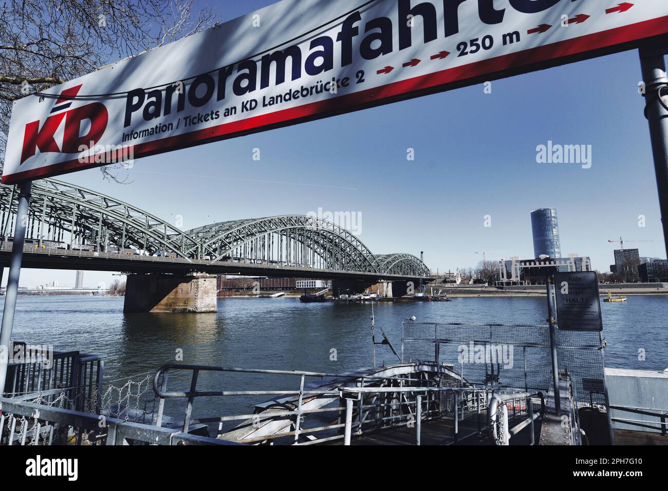 Köln, Deutschland März 07 2022: Landeplatz in der kölner Altstadt der KD Rheinschiffahrt GmbH für Panoramafahrten auf dem rhein Stockfoto