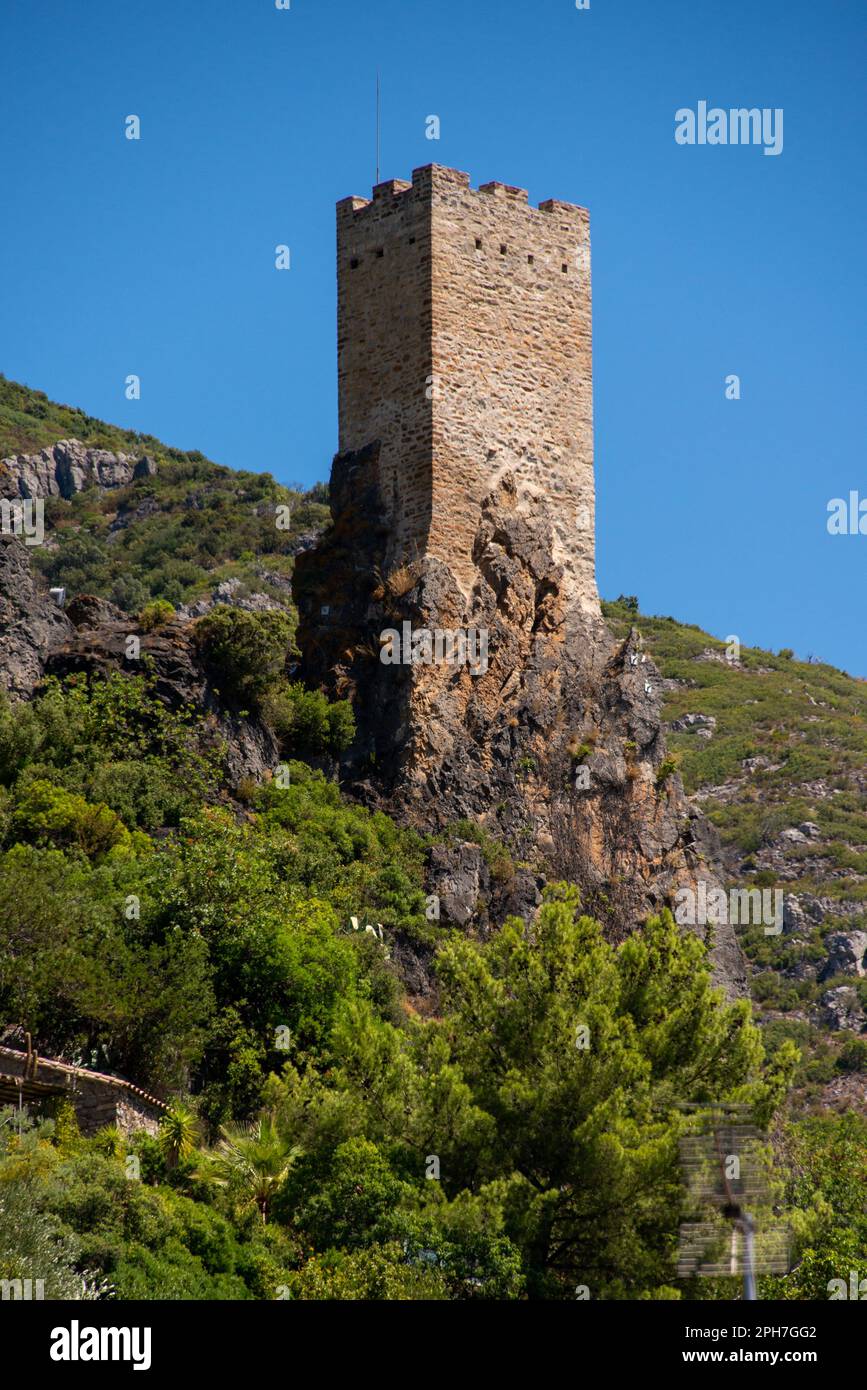 Der mittelalterliche Turm Tour de Guep wurde hoch oben auf einem Hügel des Orb-Tals errichtet und bewacht das alte Dorf Roquebrun in Südfrankreich. Stockfoto