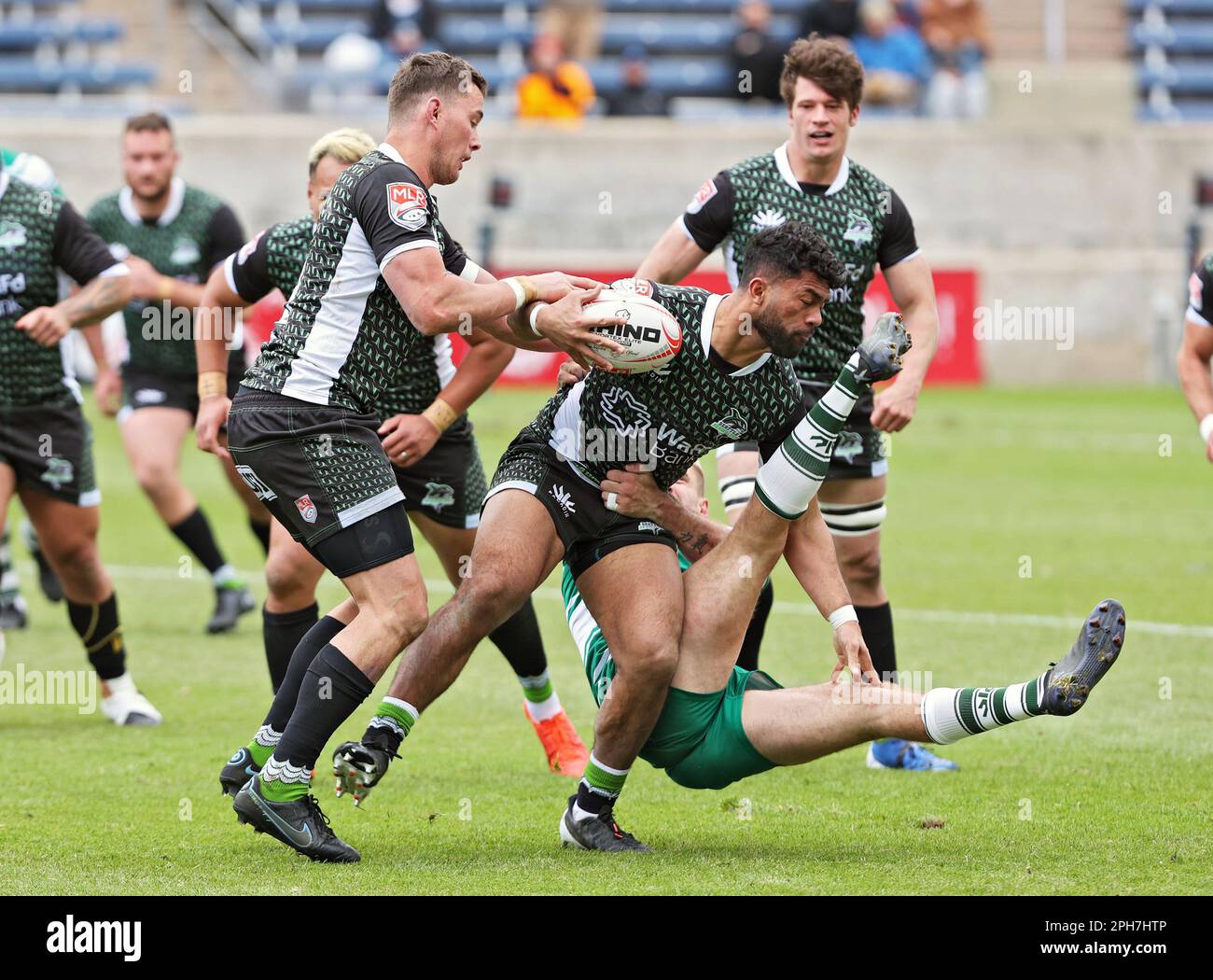 Chicago, USA, 26. März 2022. Tavite Lopeti der Major League Rugby (MLR) Seattle Seawolves wird von der Verteidigung der Chicago Hounds im SeatGeek Stadium in Bridgeview, IL, USA, angegriffen. Kredit: Tony Gadomski / All Sport Imaging / Alamy Live News Stockfoto