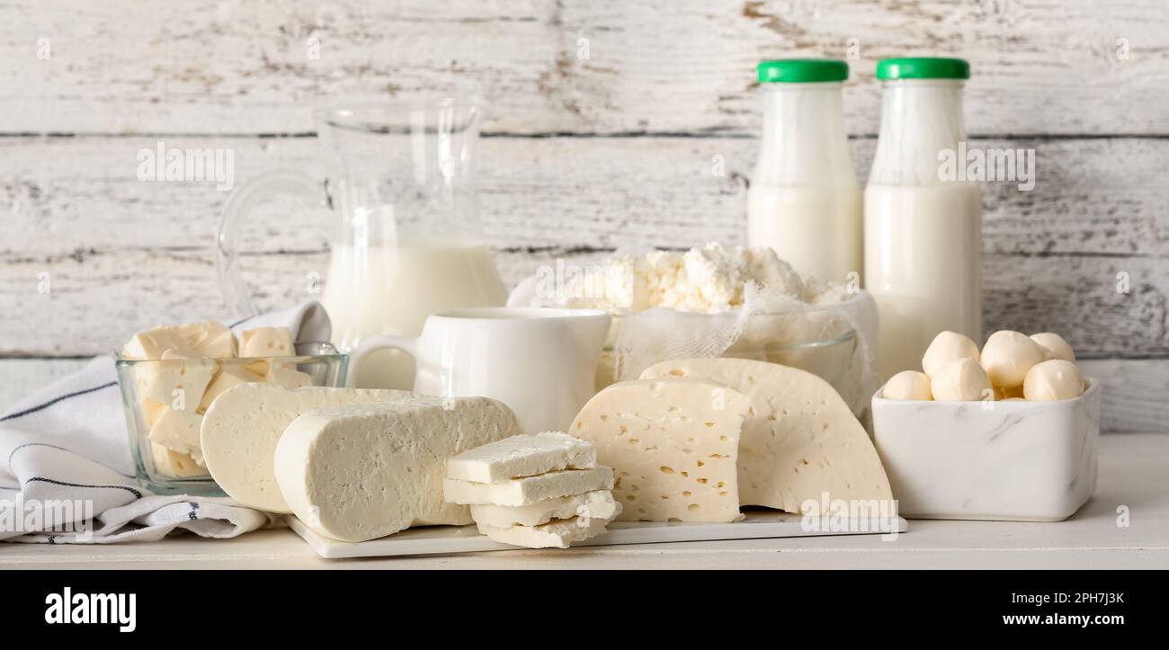 Verschiedene frische Milchprodukte auf weißem Holzhintergrund Stockfoto