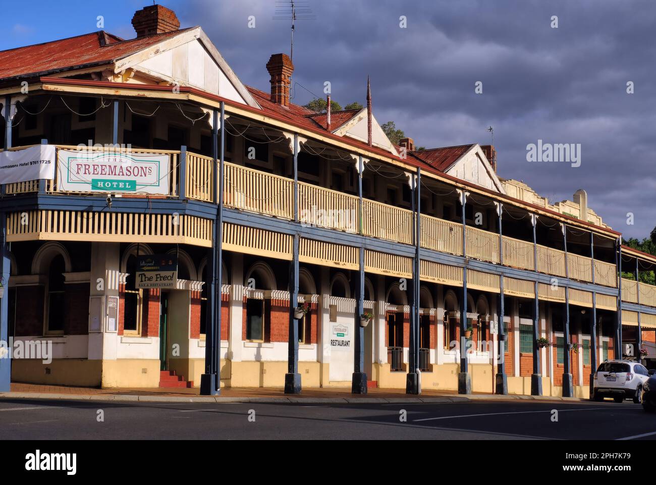 Bridgetown: Freemasons Hotel – ein typischer traditioneller australischer Pub kurz vor Sonnenuntergang in Bridgetown, Südwestaustralien Stockfoto