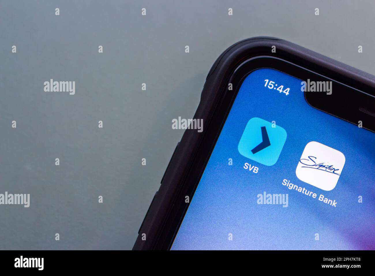 Vancouver, KANADA - März 20 2023 : Symbole einer SVB (Silicon Valley Bank) und einer Signature Bank auf einem iPhone-Bildschirm. Stockfoto