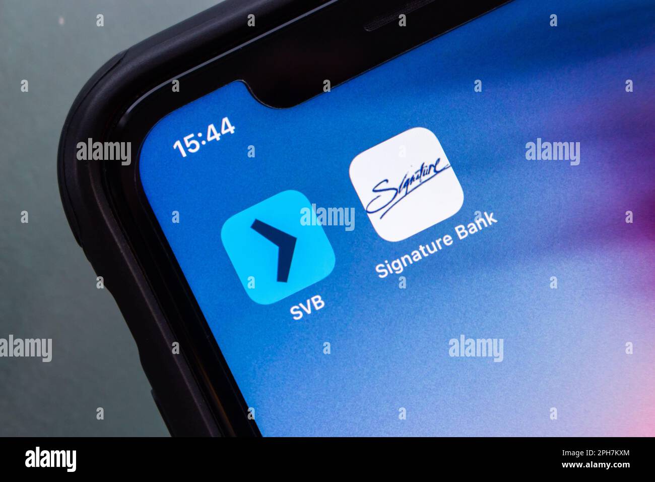 Vancouver, KANADA - März 20 2023 : Symbole einer SVB (Silicon Valley Bank) und einer Signature Bank auf einem iPhone-Bildschirm. Stockfoto