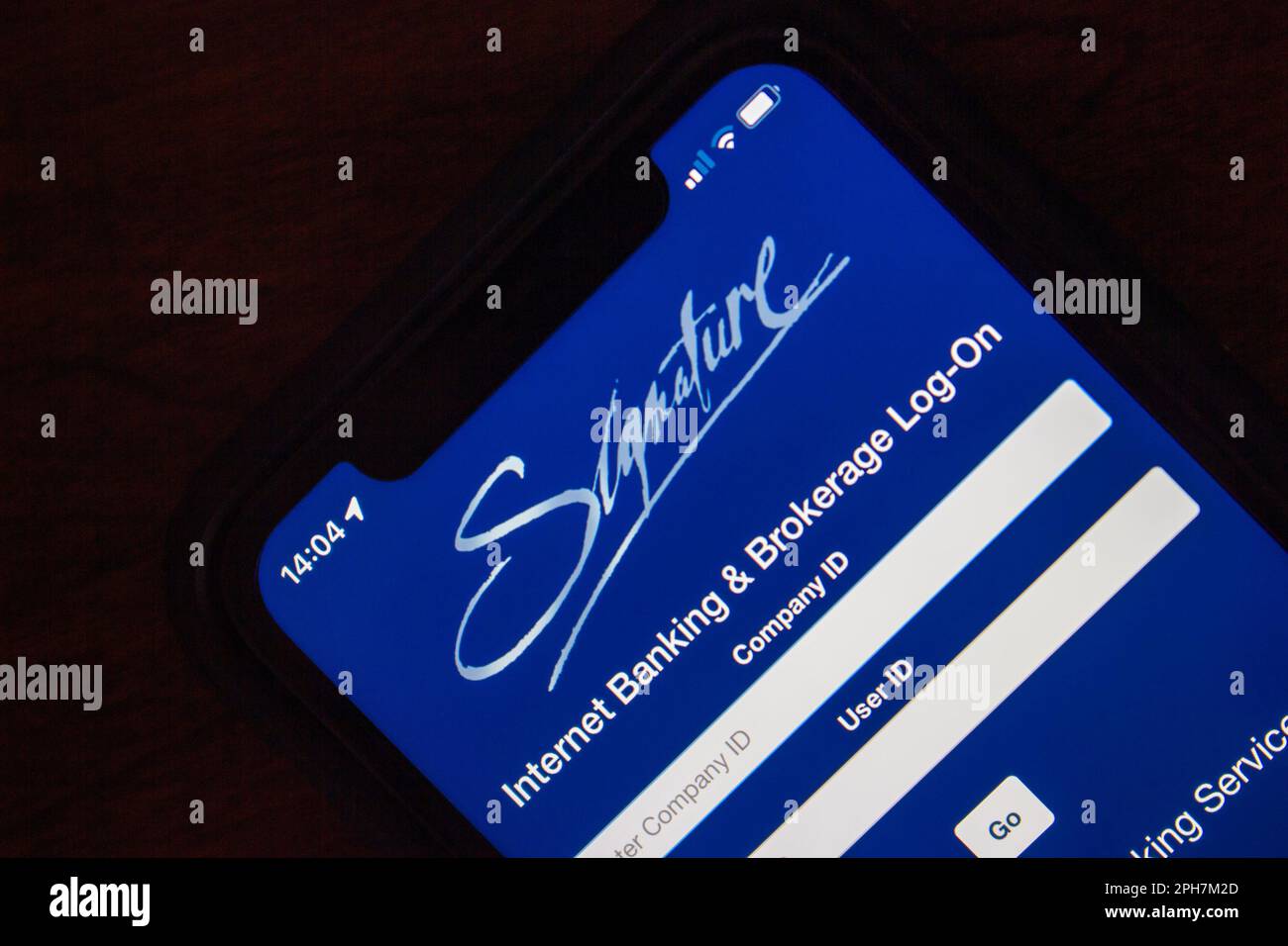 Website der Signature Bank auf einem iPhone. Die Signature Bank war eine US-amerikanische Geschäftsbank und schloss die Bank am 12 2023. März, 2 Tage nach dem Ausfall der SVB Stockfoto