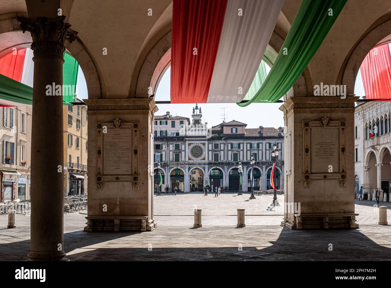 Blick auf die Piazza della Loggia in Brescia (Lombardei, Italien) vom Portico des Palazzo della Loggia, Sitz des stadtrats. Stockfoto