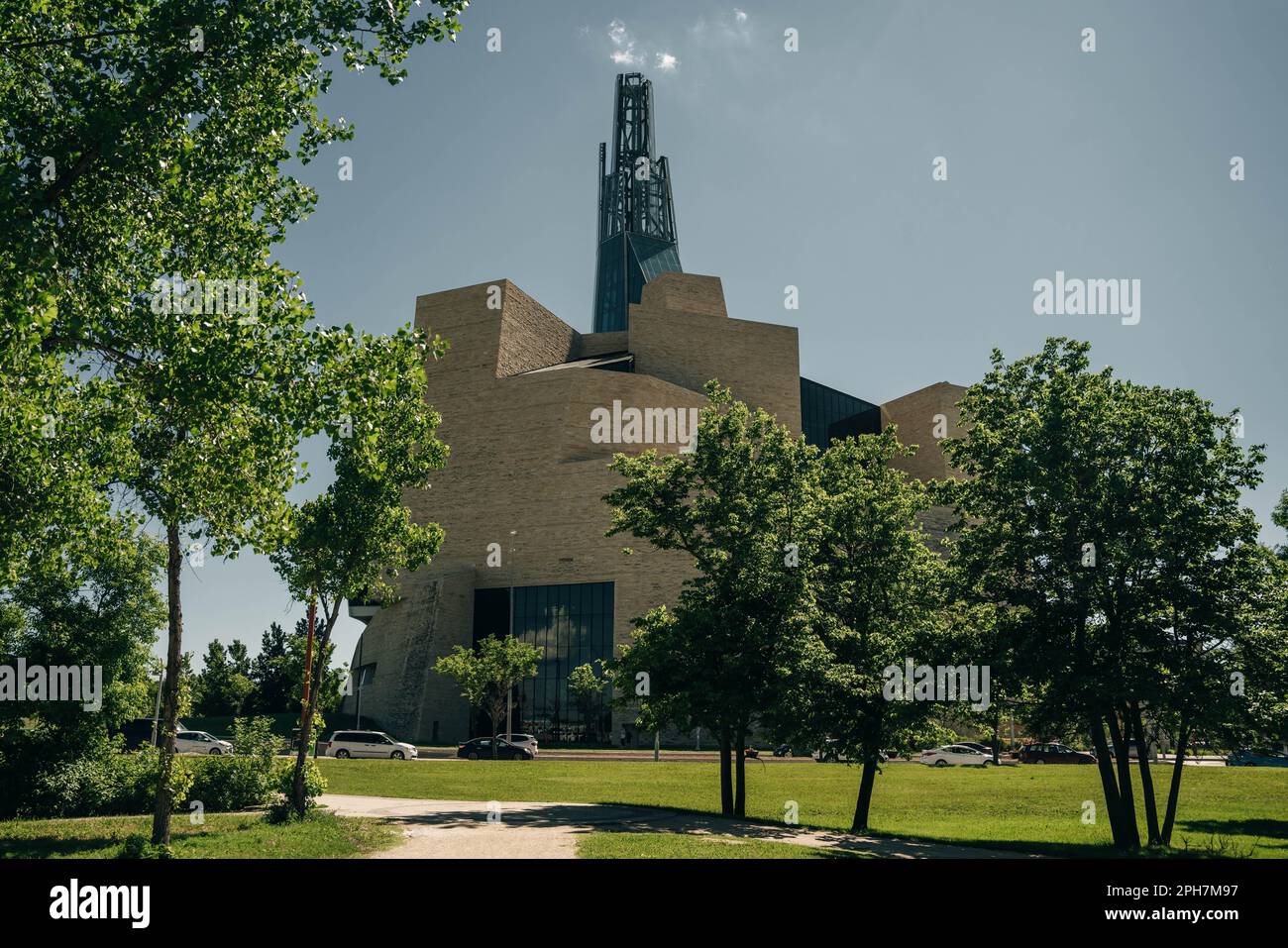 Winnipeg, Manitoba, Kanada - Juli 2022 das Canadian Museum of Human Rights und die Innenstadt von Winnipeg. Hochwertiges Foto Stockfoto