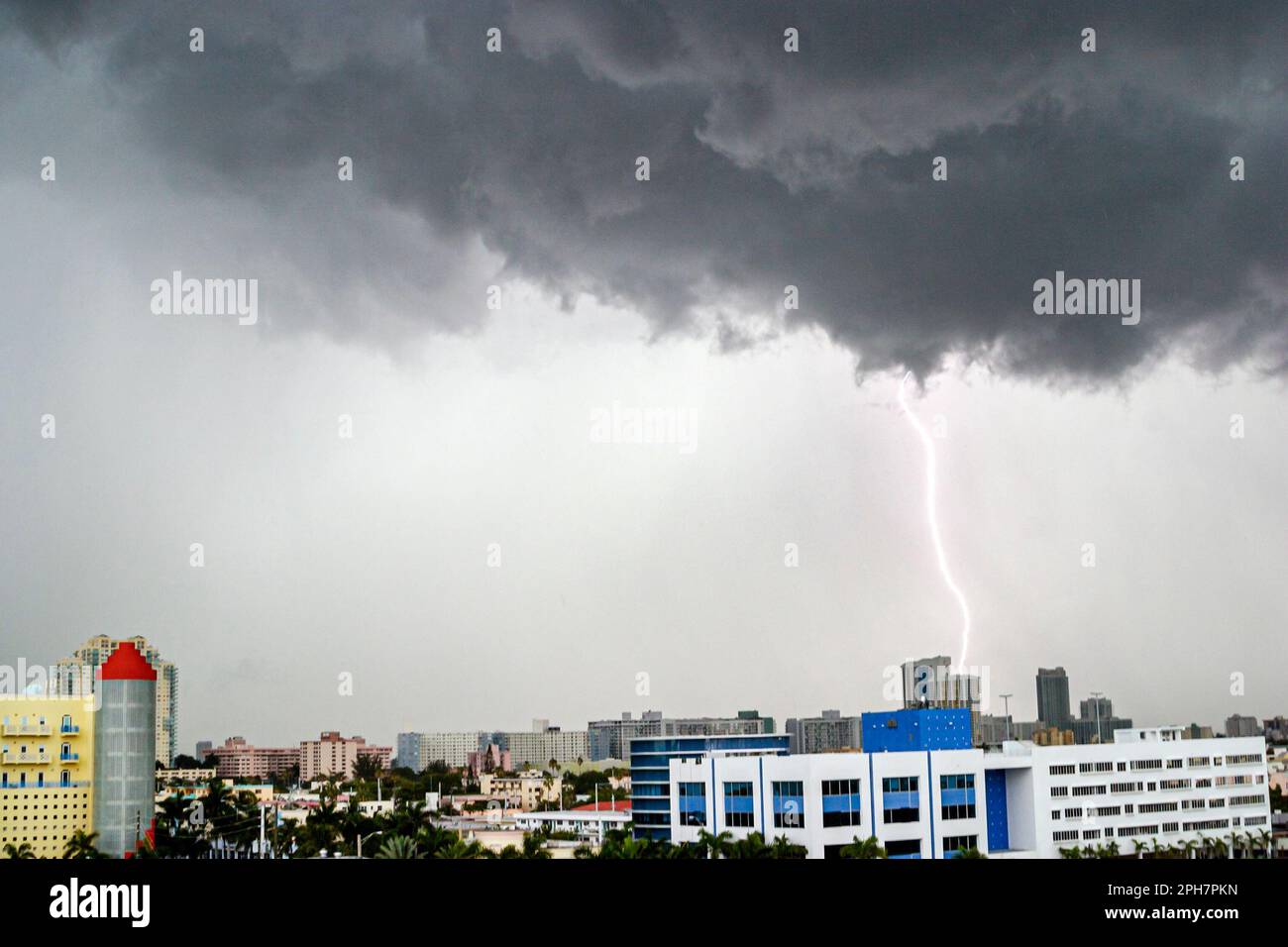 Miami Beach Florida, Blitzschlag Blitz Sturm Stürme Wolken Wetter Regen Gefahr Stockfoto