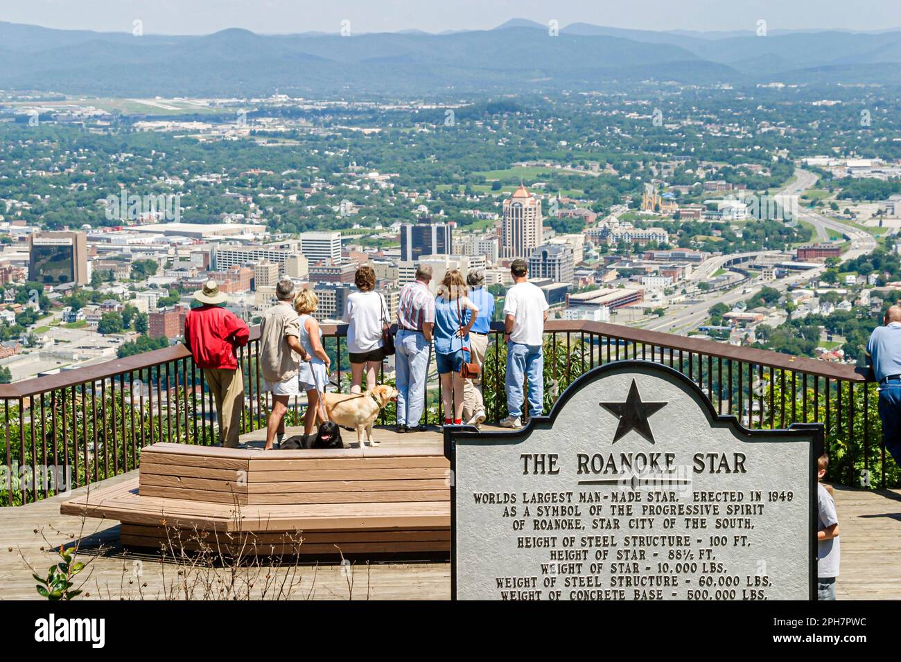 Virginia Appalachian Mountains Roanoke Mill Mountain Overlook, Sternzeichen Besucher, Stockfoto