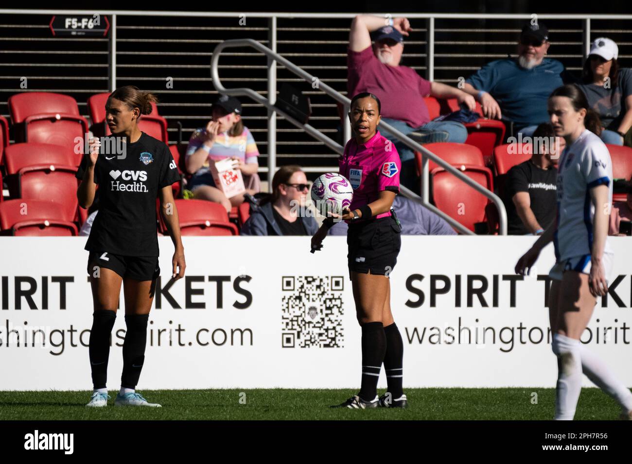 Washington, USA. 26. März 2023. Spiel offiziell Alyssa Nichols startet das Spiel während eines Fußballspiels Washington Spirit gegen OL Reign in der National Women's Soccer League (NWSL) auf dem Audi Field am Sonntag, den 26. März 2023. (Graeme Sloan/Sipa USA) Kredit: SIPA USA/Alamy Live News Stockfoto