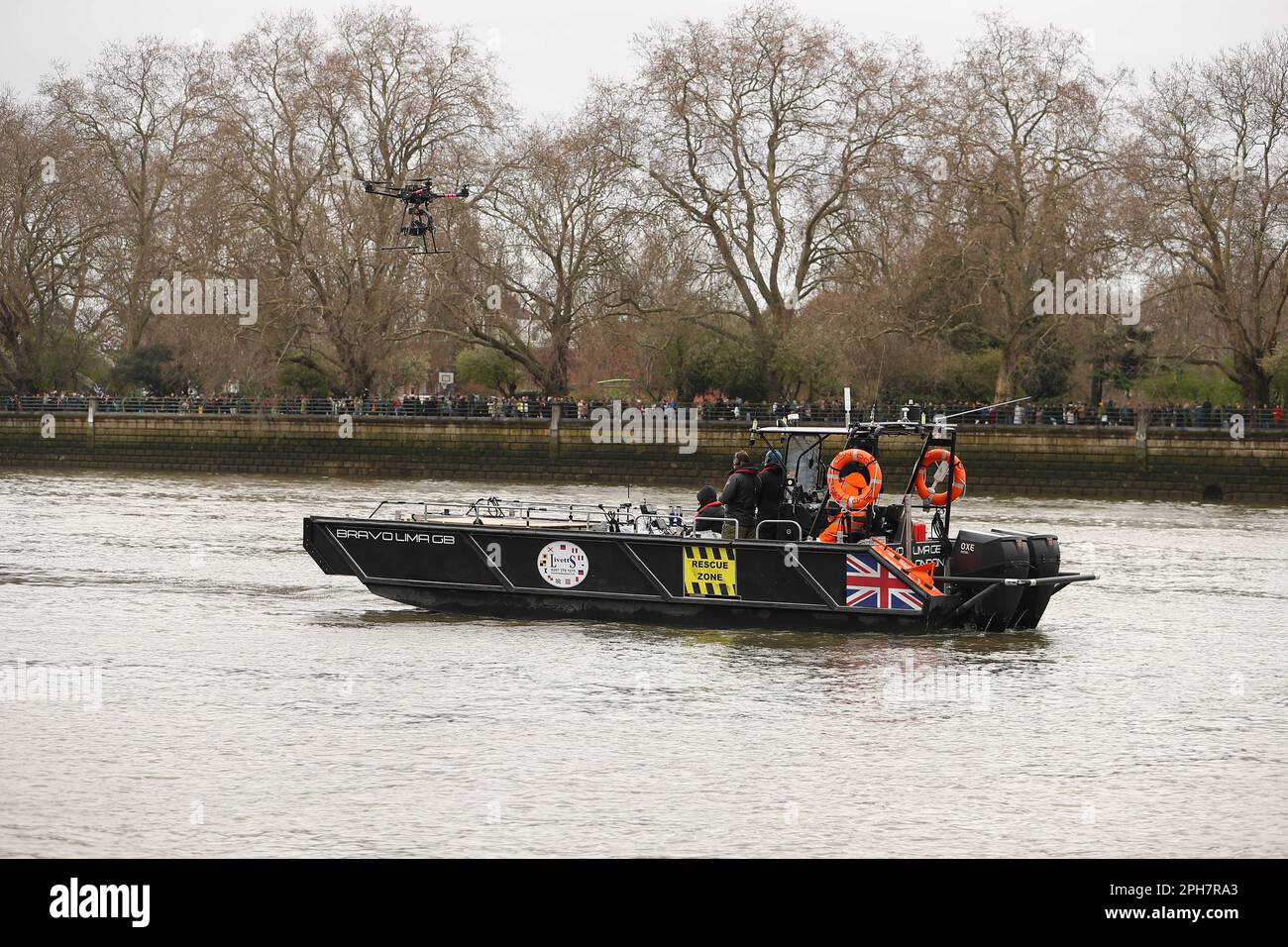 River Thames, London, Großbritannien. 26. März 2023. University Boat Races, Oxford gegen Cambridge; TV-Verfolgungsboot, das eine Drohne betreibt Credit: Action Plus Sports/Alamy Live News Stockfoto