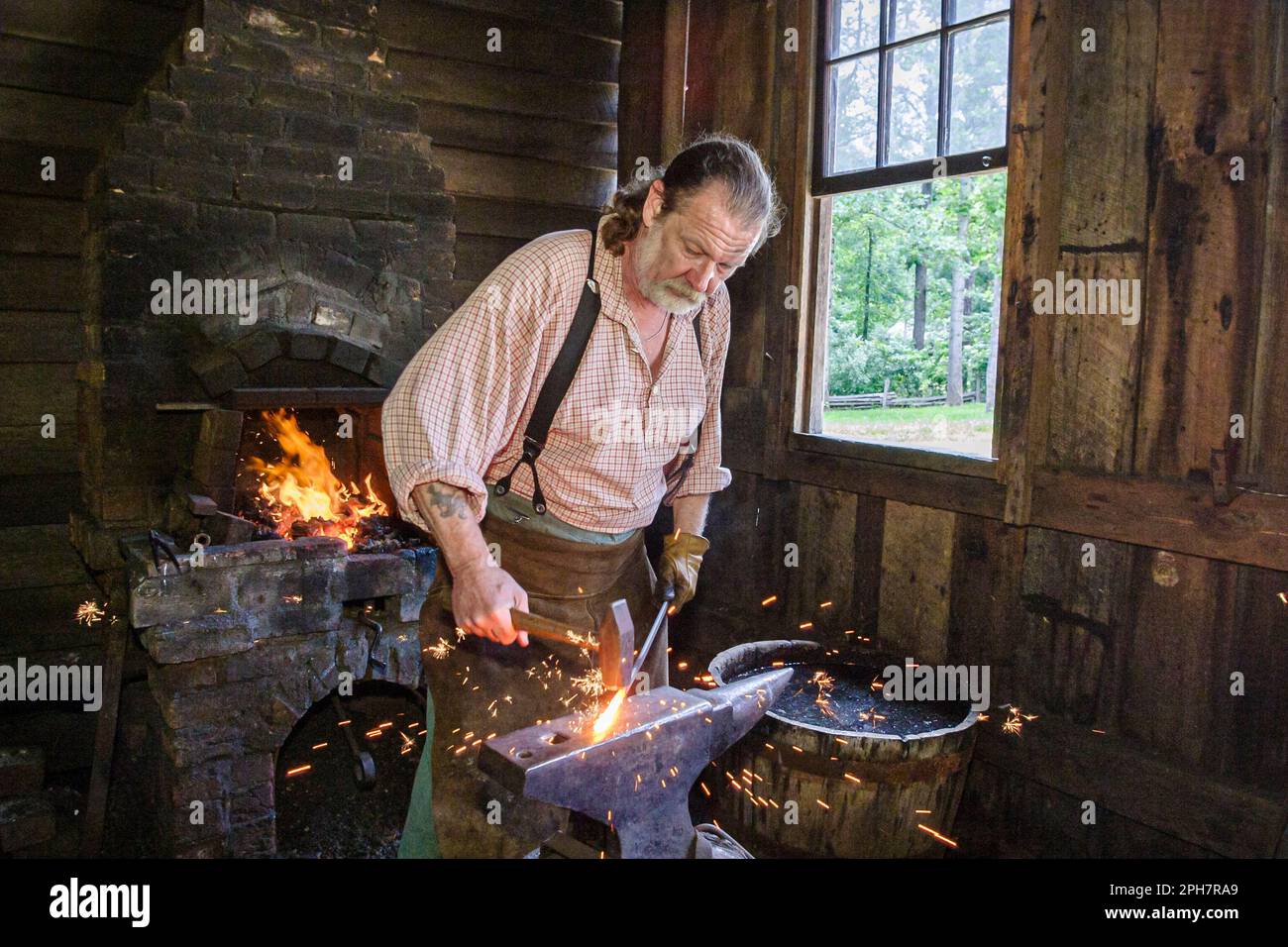 Virginia Appalachian Mountains Explore Park, Schmiede Laden Arbeiter männlich, Stockfoto