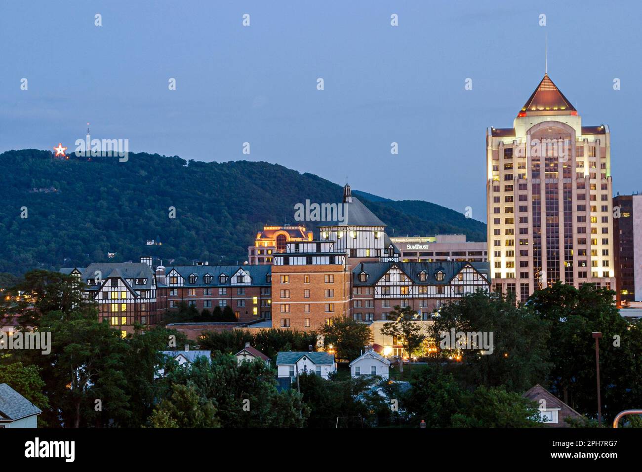 Virginia Appalachian Mountains Skyline von Roanoke Innenstadt, Gebäude im Zentrum Nacht, Mill Mountain, Roanoke Star, Stockfoto