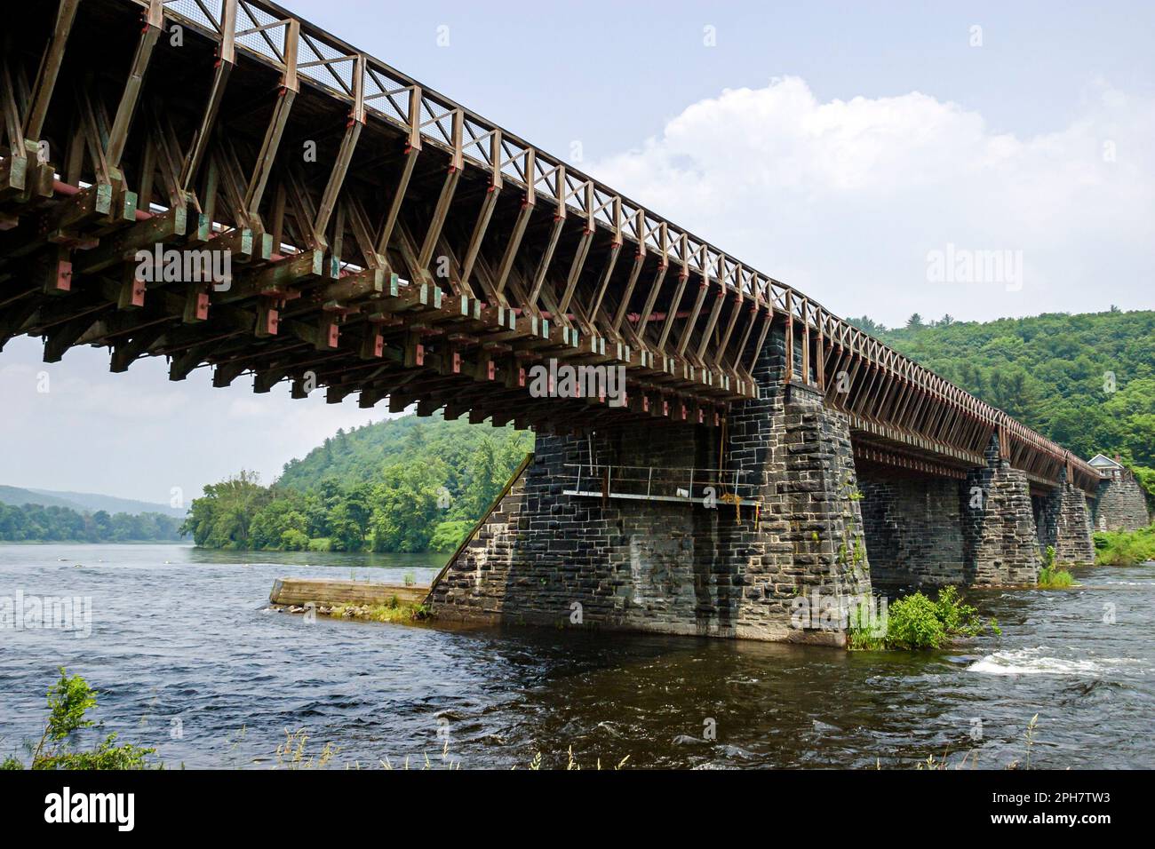 Pennsylvania Pocono Mountains Delaware River, Water Lackawaxen Roebling Aqueduct Bridge, Stockfoto