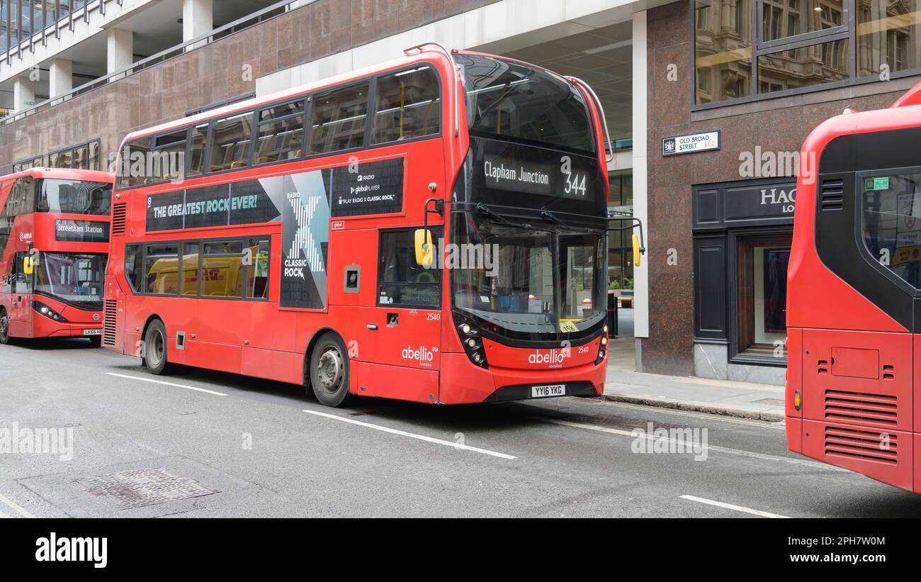 London, Großbritannien - März 16 2023; Red Abellio ADL Enviro400H roter Doppeldeckerbus in City of London auf der Route 344 nach Clapham Junction Stockfoto