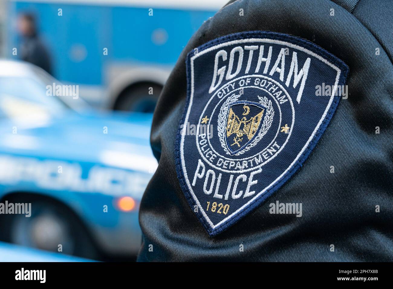 New York, USA. 26. März 2023. Patch von Gotham City Police Officer gesehen während der Dreharbeiten "Joker: Folie a Deux" am New York County Supreme Court in New York am 26. März 2023. (Foto: Lev Radin/Sipa USA) Guthaben: SIPA USA/Alamy Live News Stockfoto