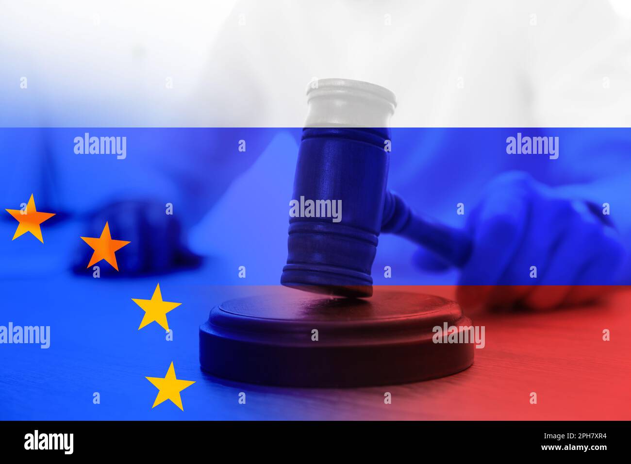 Mehrfachbelichtung eines Richters mit Hammer, europäischer Union und russischer Flagge. Konzept der Sanktionen gegen Russland Stockfoto Mehrfachbelichtung eines Richters mit Hammer, europäischer Union und russischer Flagge. Konzept der Sanktionen gegen Russland Stockfoto