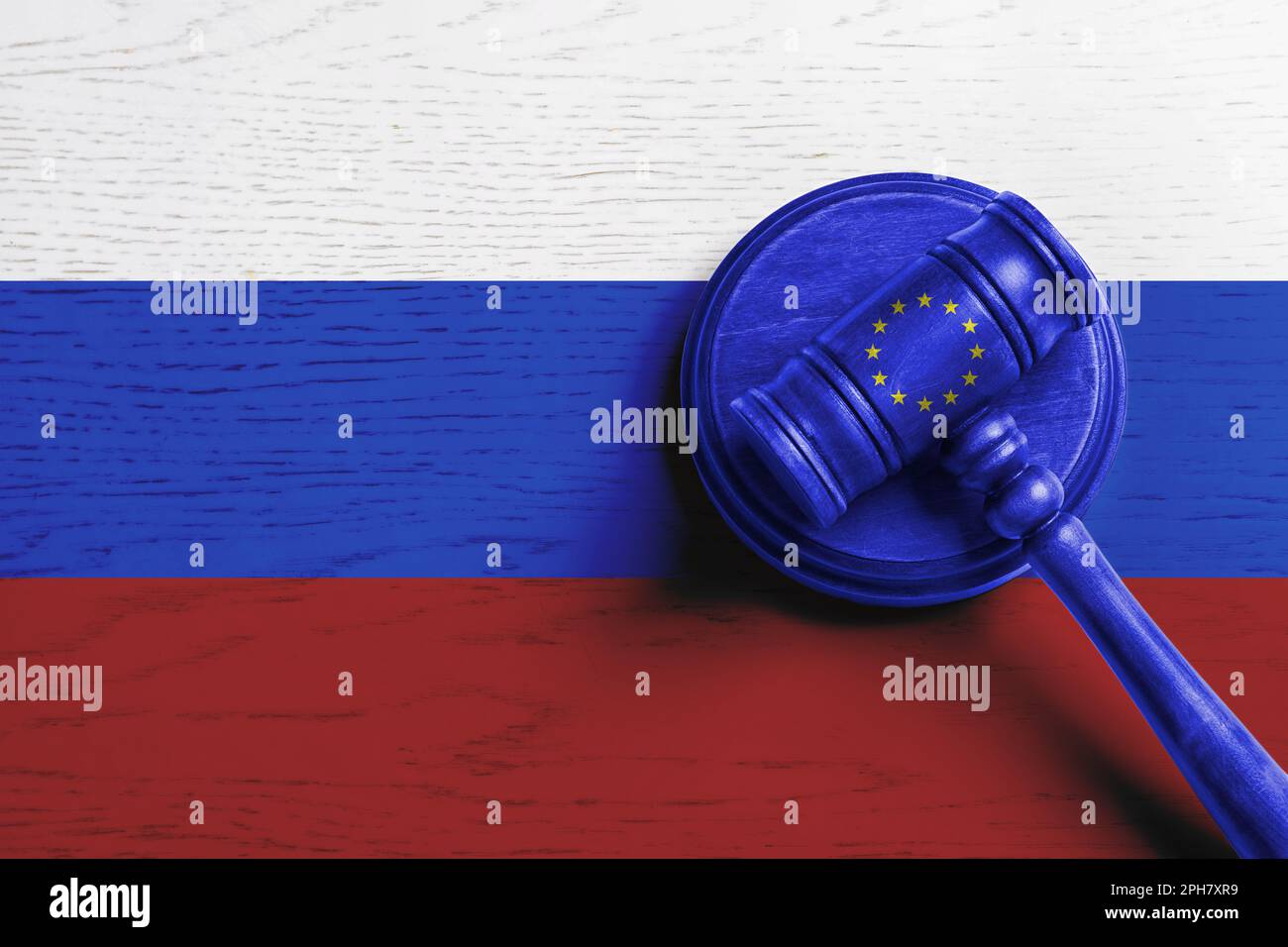 Richterhammer auf Holzhintergrund in Farben der Europäischen Union und russischer Flaggen, Draufsicht. Konzept der Sanktionen gegen Russland Stockfoto Richterhammer auf Holzhintergrund in Farben der Europäischen Union und russischer Flaggen, Draufsicht. Konzept der Sanktionen gegen Russland Stockfoto