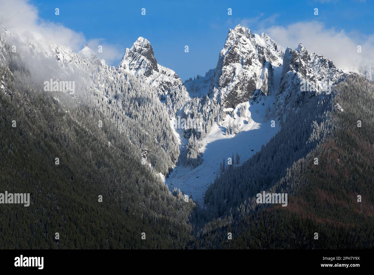 Der schneebedeckte Gunn Peak erhebt sich in der Wild Sky Wilderness von Western Washington Stockfoto