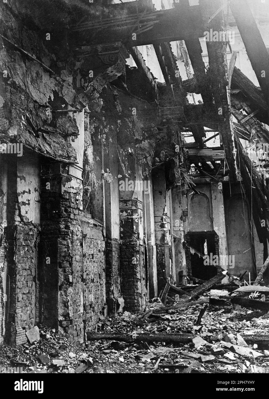 Die alte Aachener Synagoge nach ihrer Zerstörung während der Kristallnacht. Kristallnacht war ein landesweites Pogrom, das am 9. November 1938 von der nazi-Partei organisiert und durchgeführt wurde. Geschäfte und Synagogen wurden zerstört und Menschen gedemütigt und geschlagen, während die Polizei zuschaute oder sogar half. Obwohl die Schäden und die Zahl der Angreifer recht gering waren, zeigte die Tatsache, dass sie völlig unangefochten waren, den Nazis, dass sie wirklich mit den Juden anfangen konnten, und ist damit einer der wichtigsten Meilensteine auf dem Weg zum Holocaust. Stockfoto
