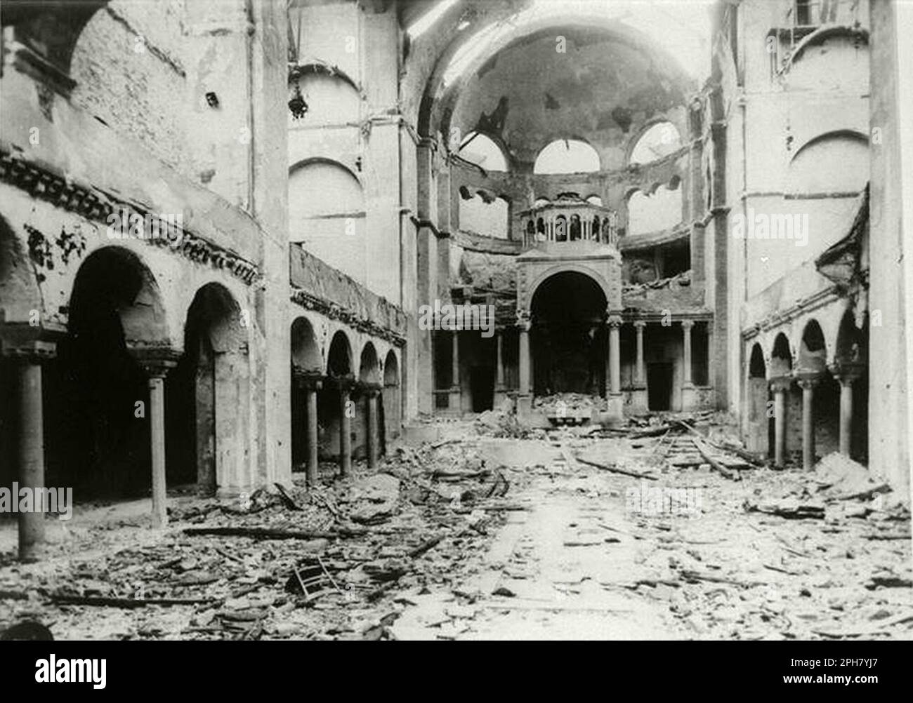Innenansicht der zerstörten Fasanenstraße-Synagoge, Berlin, verbrannt auf Kristallnacht. Kristallnacht war ein landesweites Pogrom, das am 9. November 1938 von der nazi-Partei organisiert und durchgeführt wurde. Geschäfte und Synagogen wurden zerstört und Menschen gedemütigt und geschlagen, während die Polizei zuschaute oder sogar half. Obwohl die Schäden und die Zahl der Angreifer recht gering waren, zeigte die Tatsache, dass sie völlig unangefochten waren, den Nazis, dass sie wirklich mit den Juden anfangen konnten, und ist damit einer der wichtigsten Meilensteine auf dem Weg zum Holocaust. Stockfoto