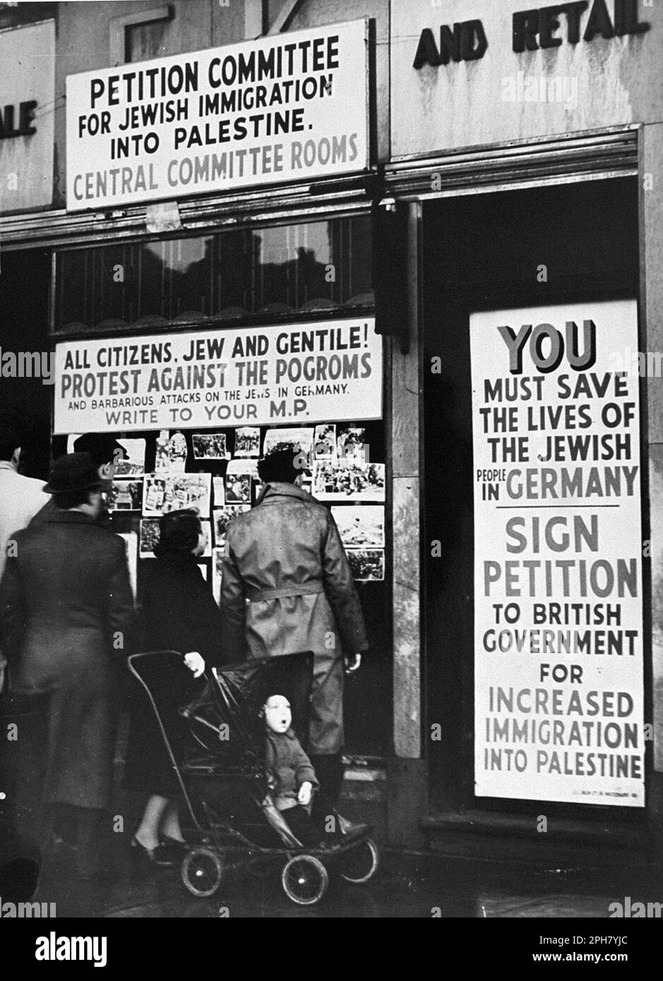Britische Juden protestieren nach Kristallnacht gegen Einwanderungsbeschränkungen nach Palästina. Kristallnacht war ein landesweites Pogrom, das am 9. November 1938 von der nazi-Partei organisiert und durchgeführt wurde. Geschäfte und Synagogen wurden zerstört und Menschen gedemütigt und geschlagen, während die Polizei zuschaute oder sogar half. Obwohl die Schäden und die Zahl der Angreifer recht gering waren, zeigte die Tatsache, dass sie völlig unangefochten waren, den Nazis, dass sie wirklich mit den Juden anfangen konnten, und ist damit einer der wichtigsten Meilensteine auf dem Weg zum Holocaust. Stockfoto