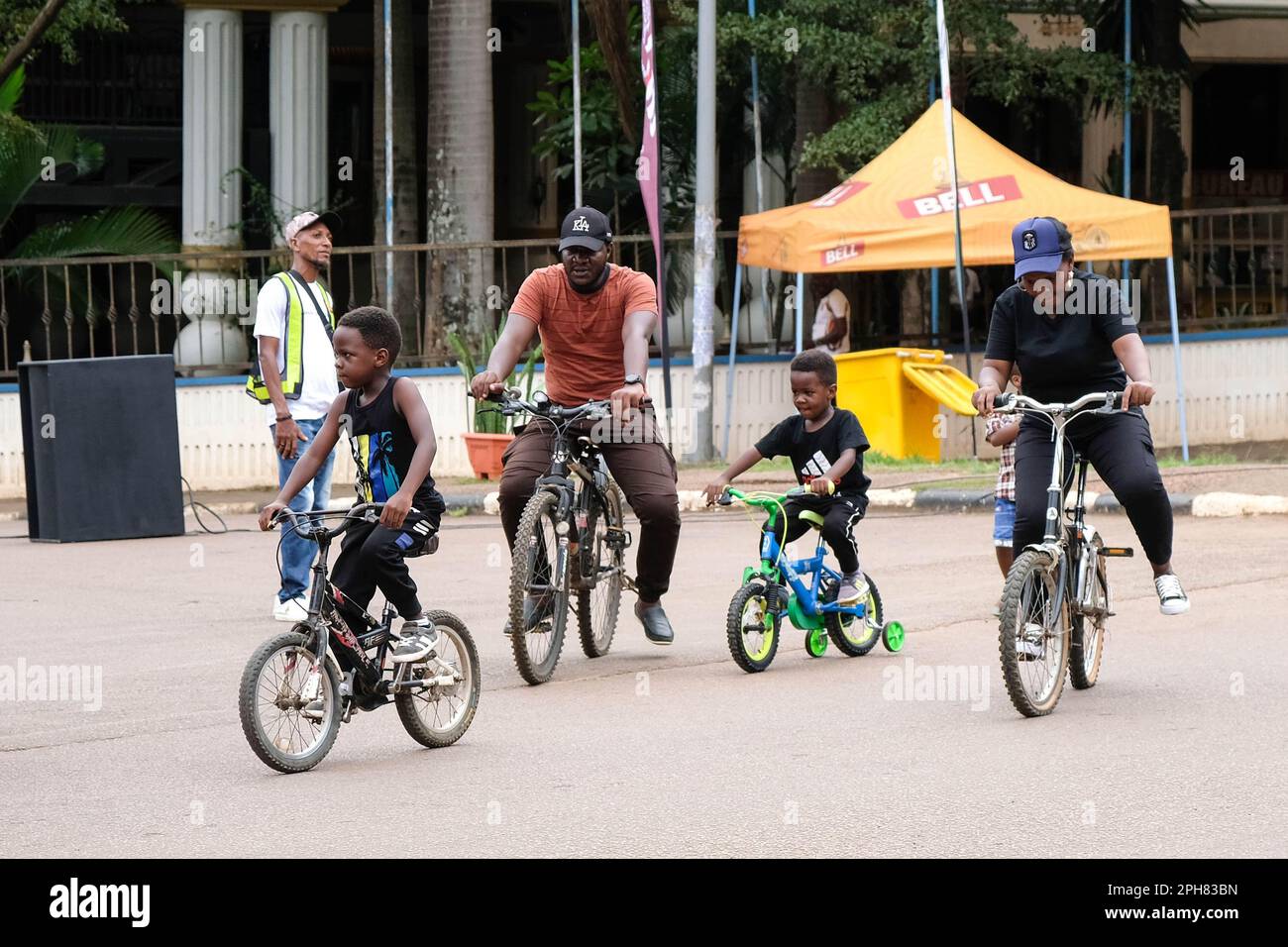 Kampala, Uganda. 26. März 2023. Eine Familienfahrt mit dem Fahrrad am Kampala Car Free Day in Kampala, der Hauptstadt von Uganda, am 26. März 2023. Uganda hat am Sonntag einen autofreien Tag in der Hauptstadt Kampala abgehalten, um die Fahrzeugemissionen zu senken und die Luftverschmutzung zu verringern. ZU „Uganda hält autofreien Tag in der Hauptstadt, um die Luftverschmutzung einzudämmen“. Kredit: Hajarah Nalwadda/Xinhua/Alamy Live News Stockfoto