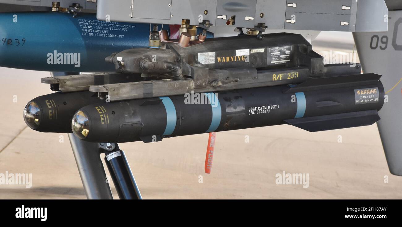 Ein paar Hellfire-Raketen vom Typ AGM-114 auf einer Reaper Drohne vom Typ MQ-9. Stockfoto