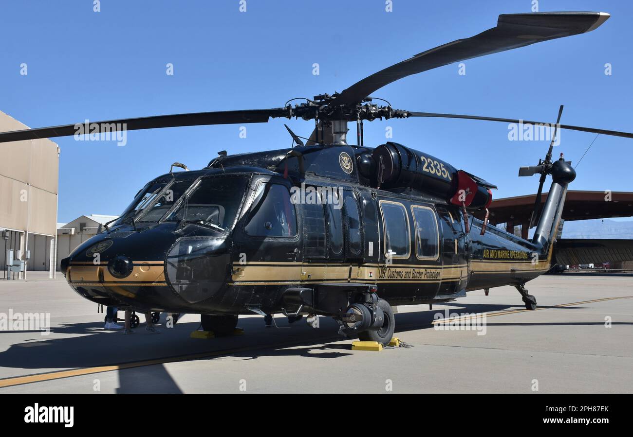 Ein UH-60 Blackhawk Hubschrauber parkt auf der Landebahn am Luftwaffenstützpunkt Davis-Monthan. Dieses UH-60 wird von den USA betrieben Zoll und Grenzschutz (CBP). Stockfoto