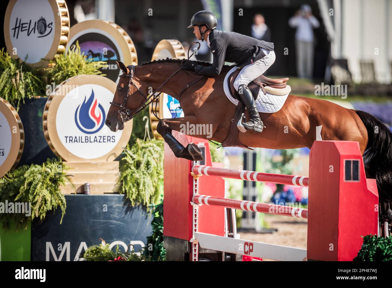 Kent Farrington aus den USA tritt an der Major League Show Jumping Tour 2022 bei Angelstone Turnieren in Kanada an. Stockfoto