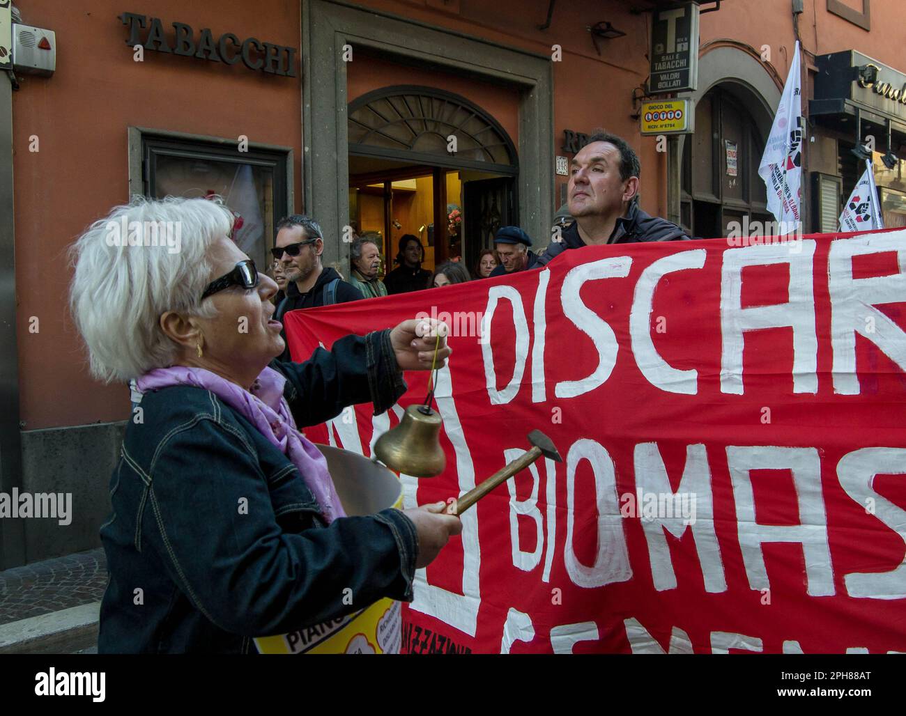 25. März 2023, Albano Laziale (Rom, Italien: Verbände, Ausschüsse und Bürger der Castelli Romani gingen auf die Straße, um gegen die Mega-Verbrennungsanlage (eine 600.000 Tonnen pro Jahr große Anlage) zu protestieren, die der Bürgermeister von Rom, Roberto Gualtieri, in Santa Palomba am Rande der Castelli Romani bauen möchte. An der Prozession, die von der Gemeinde Albano Laziale aus begann und in Ariccia endete, nahmen auch Bürgermeister von Gemeinden des Gebiets sowie Regional- und Gemeinderäte Teil. (Kreditbild: © Picasa/Pacific Press via ZUMA Press Wire) NUR ZUR REDAKTIONELLEN VERWENDUNG! Nicht für Commer Stockfoto