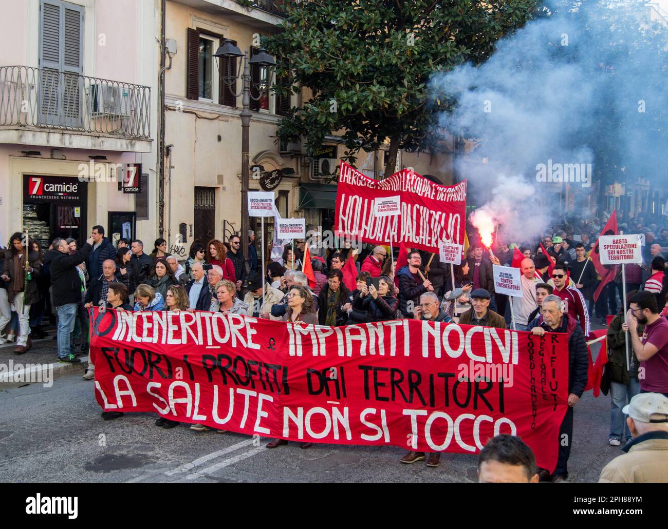 25. März 2023, Albano Laziale (Rom, Italien: Verbände, Ausschüsse und Bürger der Castelli Romani gingen auf die Straße, um gegen die Mega-Verbrennungsanlage (eine 600.000 Tonnen pro Jahr große Anlage) zu protestieren, die der Bürgermeister von Rom, Roberto Gualtieri, in Santa Palomba am Rande der Castelli Romani bauen möchte. An der Prozession, die von der Gemeinde Albano Laziale aus begann und in Ariccia endete, nahmen auch Bürgermeister von Gemeinden des Gebiets sowie Regional- und Gemeinderäte Teil. (Kreditbild: © Picasa/Pacific Press via ZUMA Press Wire) NUR ZUR REDAKTIONELLEN VERWENDUNG! Nicht für Commer Stockfoto