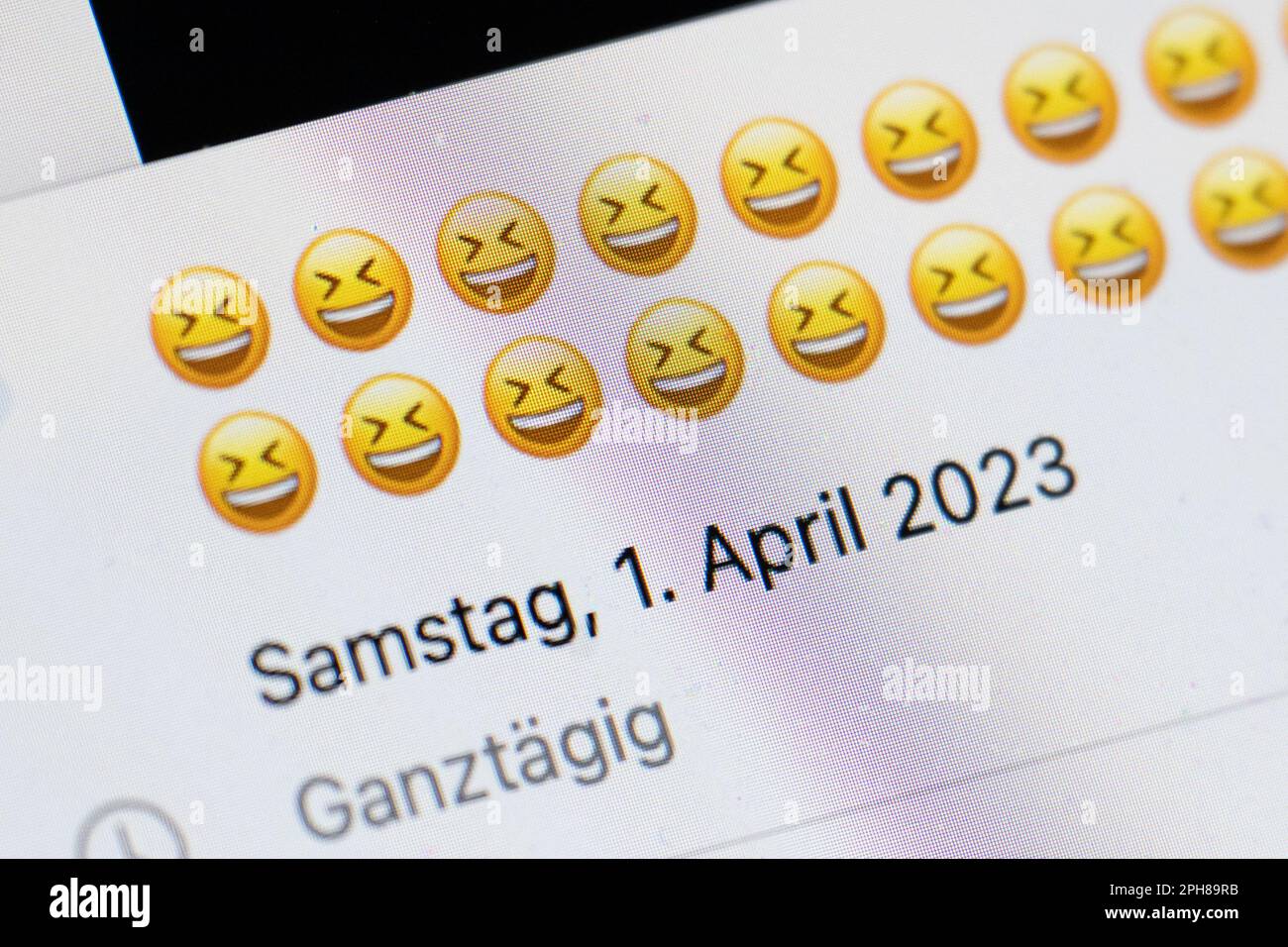 Bonn, Deutschland. 02. März 2023. Lachende Smileys werden für einen Termin am 1. April 2023 eingetragen. Am ersten Tag im April wird der nächste oder der nächste Tag gerne im April verschickt - also mit einer kleinen Lüge getäuscht. Mit anderen Unwahrheiten kann man anderen Männern sogar etwas Gutes tun. Kredit: Sebastian Gollnow/dpa/Alamy Live News Stockfoto