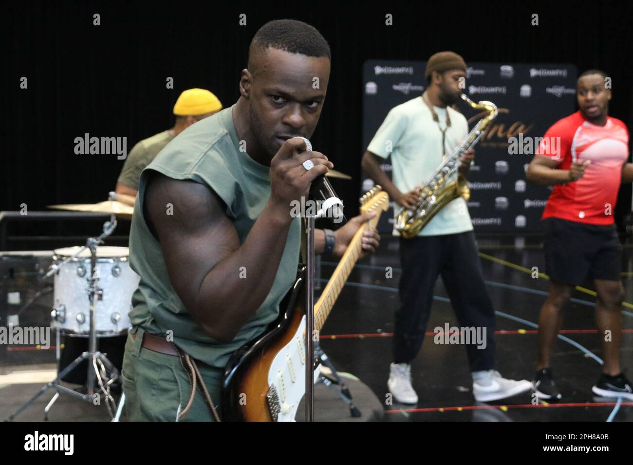 Sydney, Australien. 27. März 2023 Erster Blick auf die Proben für Tina - das Tina Turner Musical in den ABC Studios, Ultimo. Abbildung: Tim Omaji (in der Rolle von Ike Turner). Kredit: Richard Milnes/Alamy Live News Stockfoto