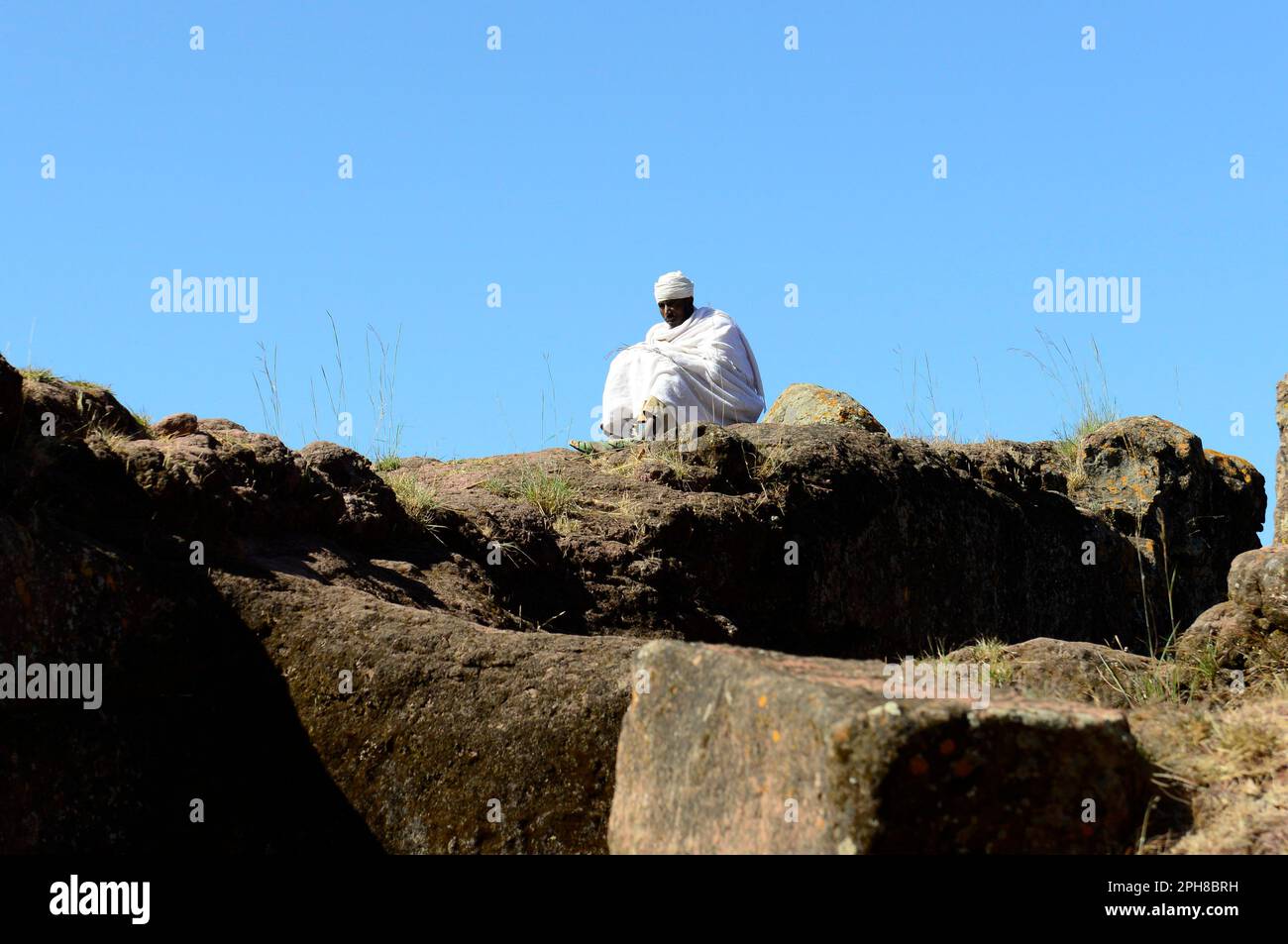 Ein äthiopisch-orthodoxer Priester in einer aus Fels gehauenen Kirche in Lalibela, Äthiopien. Stockfoto