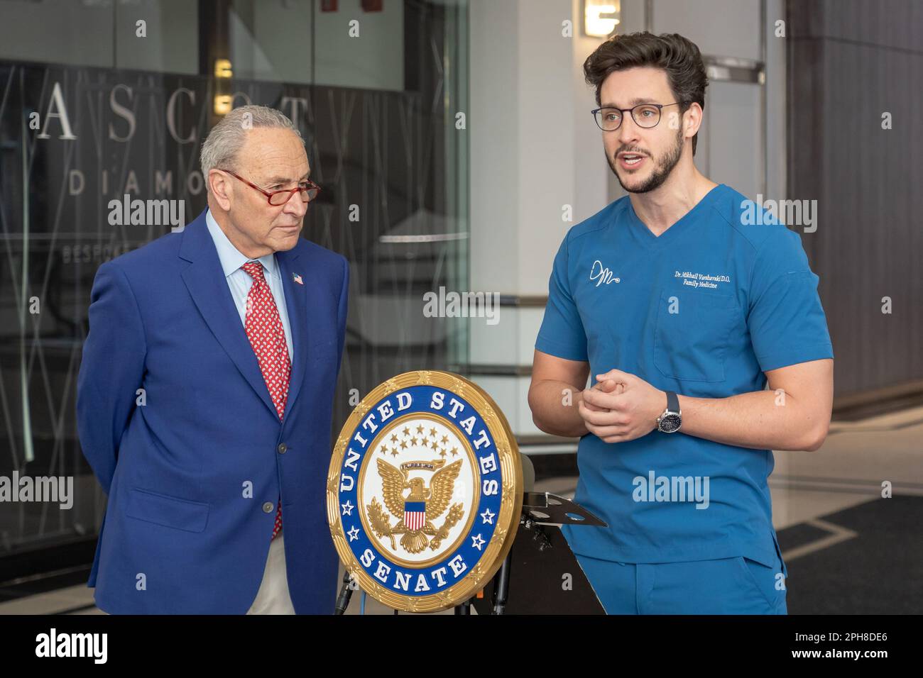 New York, New York, USA. 26. März 2023. (NEU) Senator Schumer drängt die DEA, die gefährliche Droge Xylazin zu beschneiden. 26. März 2023, New York, New York, USA: Dr. Mike Varshavski, der zu Senator Schumer kam, sagt, dass Xylazin zunehmend mit hochletalem Fentanyl vermischt wird, um das euphorische Gefühl des synthetischen Opioids am 26. März 2023 in New York City zu verstärken und zu erweitern. (Kreditbild: © M10s/TheNEWS2 via ZUMA Press Wire) NUR REDAKTIONELLE VERWENDUNG! Nicht für den kommerziellen GEBRAUCH! Stockfoto