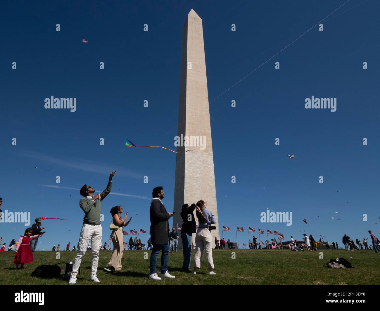 26. März 2023, Washington, District of Columbia, USA: Beim jährlichen Blossom Kite Festival in der Nähe des Washington Monument erfüllten Tausende von Drachen den Himmel. (Kreditbild: © Sue Dorfman/ZUMA Press Wire) NUR REDAKTIONELLE VERWENDUNG! Nicht für den kommerziellen GEBRAUCH! Stockfoto