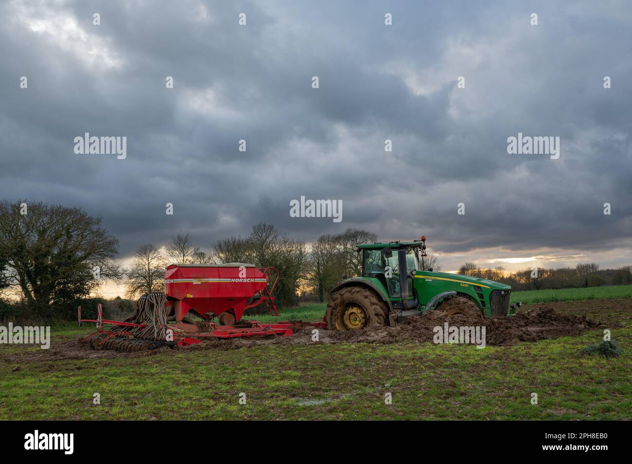 Großer John Deer-Traktor und -Bohrer wurden aufgegeben, nachdem er auf dem Ackerland von North Norfolk, Großbritannien, feststeckte Stockfoto