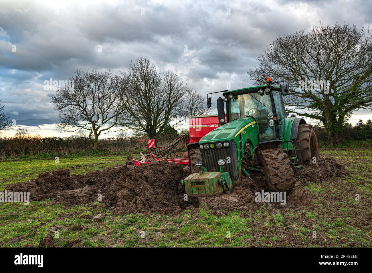 Großer John Deer-Traktor und -Bohrer wurden aufgegeben, nachdem er auf dem Ackerland von North Norfolk, Großbritannien, feststeckte Stockfoto