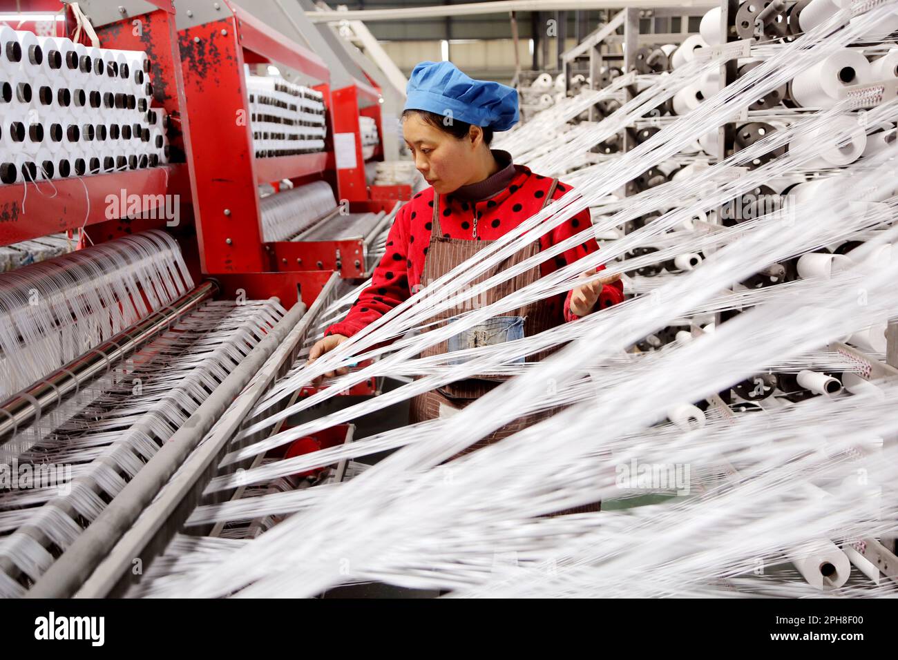 LIANYUNGANG, CHINA - 27. MÄRZ 2023 - Ein Arbeiter stellt Textilerzeugnisse an einer Produktionslinie in einem Privatunternehmen in Lianyungang Economic und Technol her Stockfoto