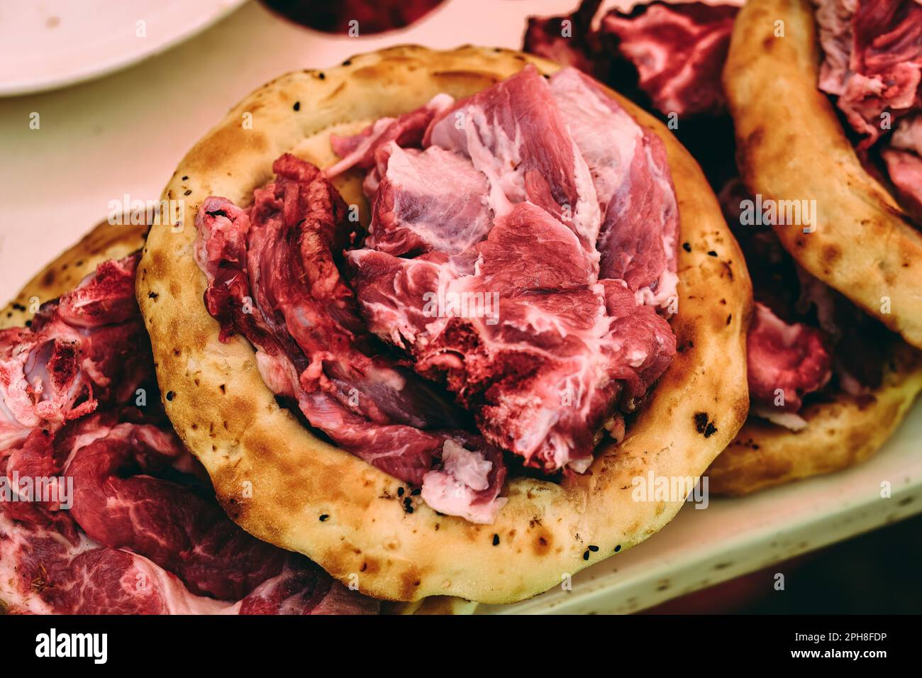 Hammelgeröstete Naan, Handpilaf und Joghurt sind in Xinjiang gängige Köstlichkeiten Stockfoto