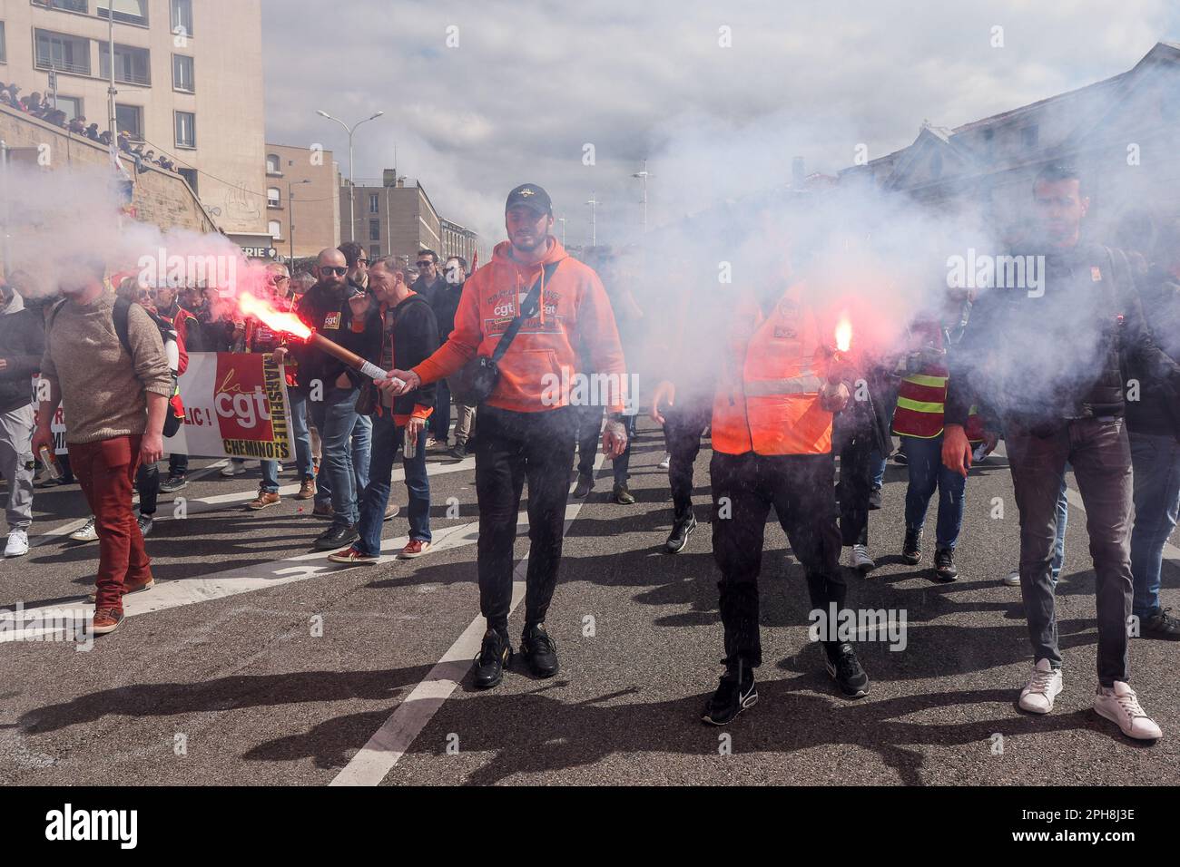 Marseille, Frankreich. 23. März 2023. Demonstranten der Gewerkschaft CGT (General Confederation of Workers) halten während der Demonstration Rauchbomben ab. Die französischen Gewerkschaften haben eine 9.-tägige Aktion gegen die Rentenreform der französischen Regierung gefordert, durch die das Rentenalter von 62 auf 64 Jahre angehoben werden soll. Die Polizei schätzte für diesen 9. Tag die Zahl der Demonstranten, die in den Straßen von Marseille demonstrierten, auf 16.000, während die Gewerkschaften sie auf 280.000 schätzten. (Credit Image: © Denis Thaust/SOPA Images via ZUMA Press Wire) NUR REDAKTIONELLE VERWENDUNG! Nicht für den kommerziellen GEBRAUCH! Stockfoto