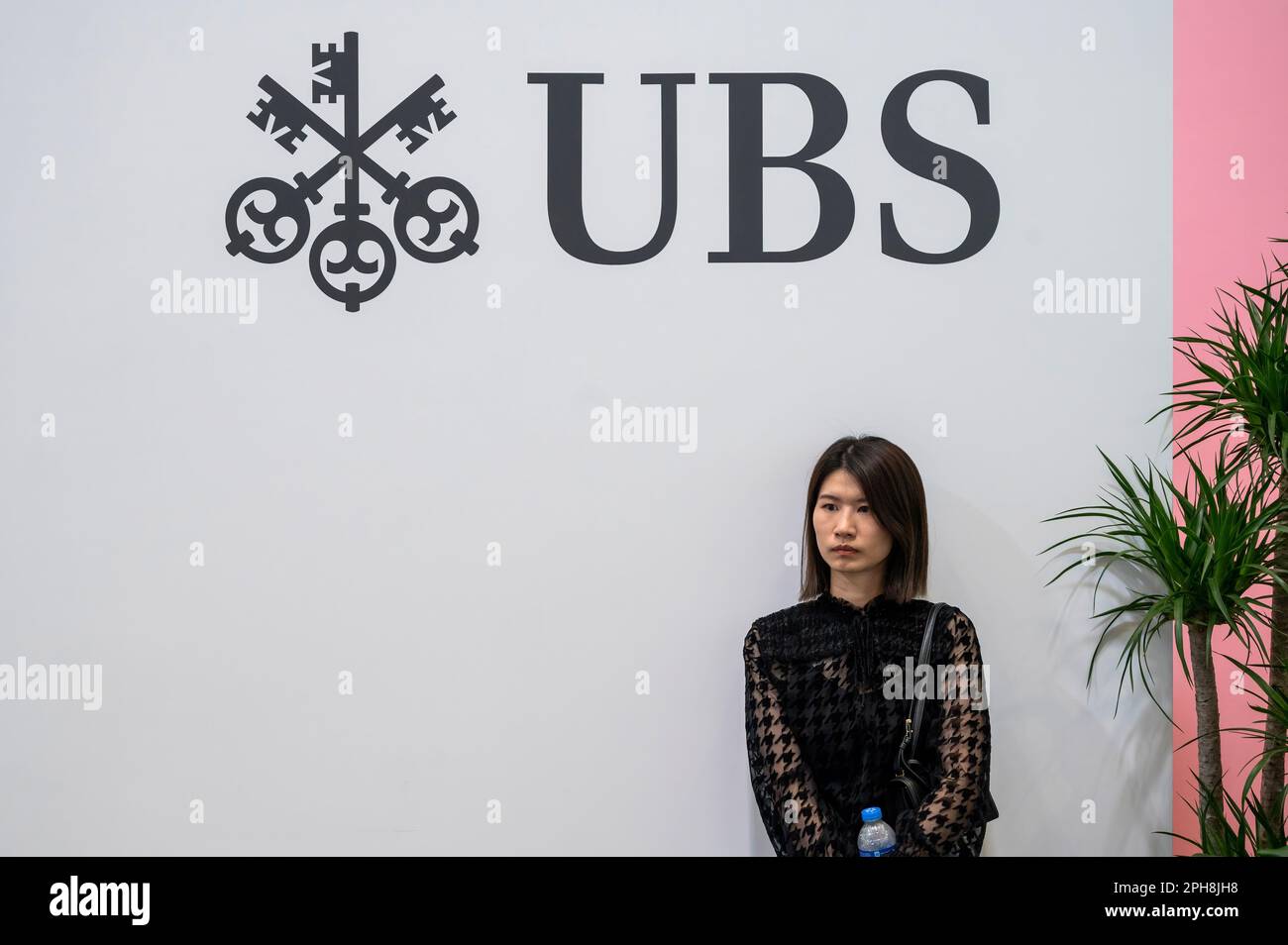 Hongkong, China. 24. März 2023. Ein Besucher steht am Eingang des UBS Group AG-Logos auf der Art Basel Hong Kong Show nach mehreren Jahren abgelegener und hybrider Veranstaltungen aufgrund von covid Einschränkungen in Hong Kong. Kredit: SOPA Images Limited/Alamy Live News Stockfoto