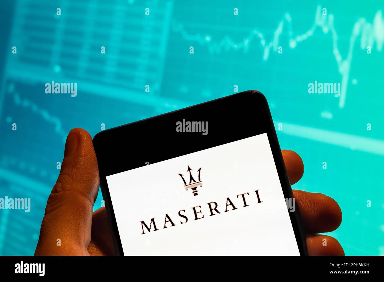 China. 15. Februar 2023. In dieser Fotoabbildung wird das Maserati-Logo des italienischen Luxusfahrzeugherstellers auf einem Smartphone mit einer Grafik des Börsenindex im Hintergrund angezeigt. Kredit: SOPA Images Limited/Alamy Live News Stockfoto