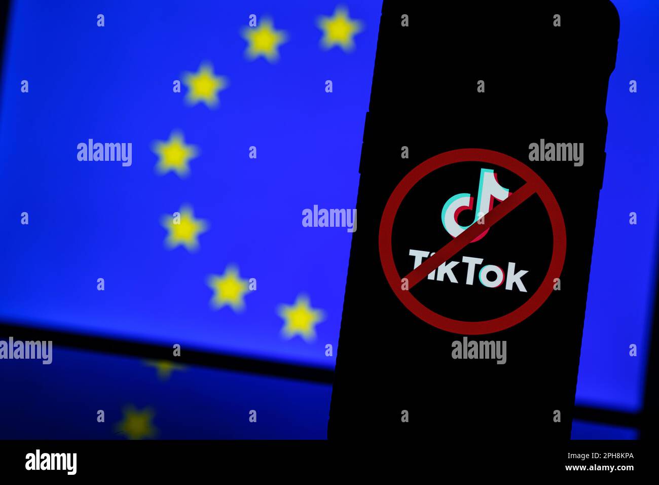 Kaunas, Litauen - 2023. März 26: TikTok-Logo mit Verbotssymbol im Hintergrund der Flagge der Europäischen Union. Sanktionen gegen Tik Tok. Hochwertiges Foto Stockfoto