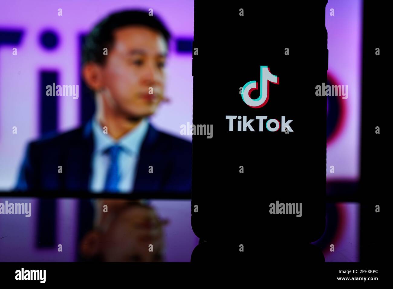Kaunas, Litauen - 2023. März 26: TikTok Logo auf der Leinwand und Tik Tok CEO Shou Zi Chew auf verschwommenem Hintergrund. Hochwertiges Foto Stockfoto